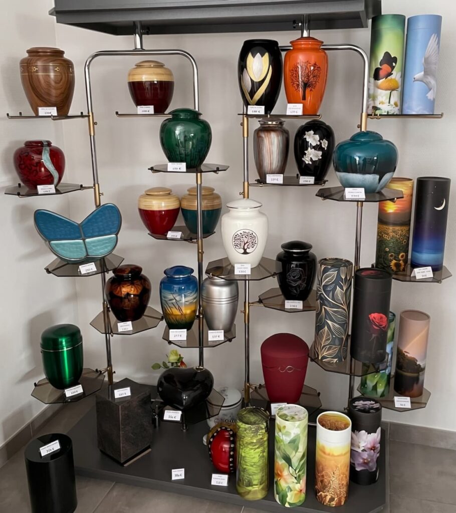 Exposition de différents modèles d'urnes funéraires (bois, céramique, résine) dans le magasin d'articles funéraires d'Obernai.