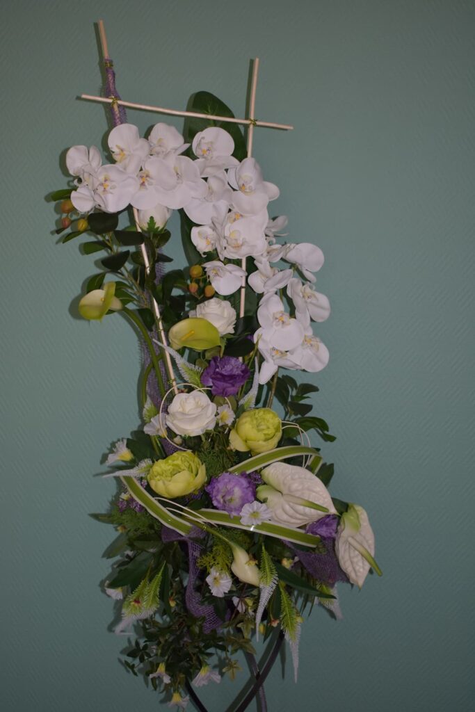 Exposition de fleurs artificielles haut de gamme et compositions florales permanentes pour le fleurissement des tombes dans notre magasin d'articles funéraires à Obernai et Barr.